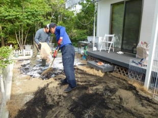 東区大岳　芝張り作業