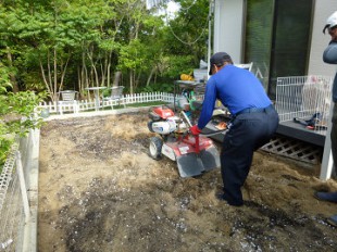 東区大岳　芝張り作業