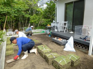 東区大岳　芝張り作業