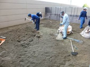 東区和白　マンション専用庭芝生張り作業