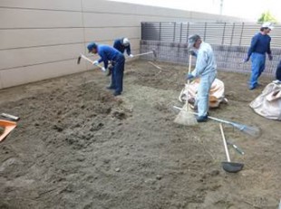 東区和白　マンション専用庭芝生張り作業