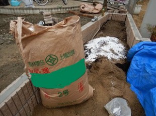 写真：3種改良剤の混ぜ込み