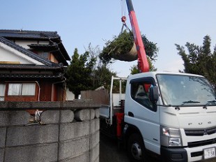 写真：剪定枝積み込み