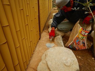 写真：竹垣下は草が生えないように『固まる土』を施工